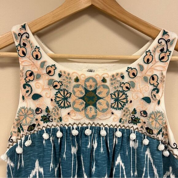 - Floreat gorgeous embroidered sleeveless top. Size S - Picture 3 of 8